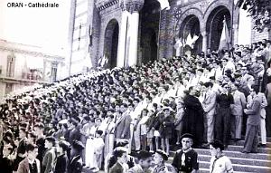ORAN - CATHEDRALE -CEREMONIE D'HOMMAGE AUTOUR DE LA STATUE DE JEANNE D'ARC - 8 MAI 